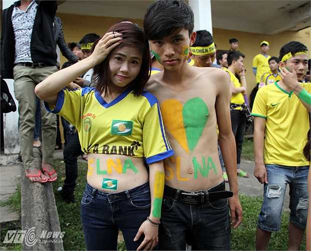 Nhìn các CĐV này rất ngầu...