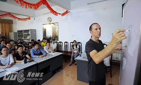 Lớp học tiếng Anh miễn phí của người cựu binh Mỹ