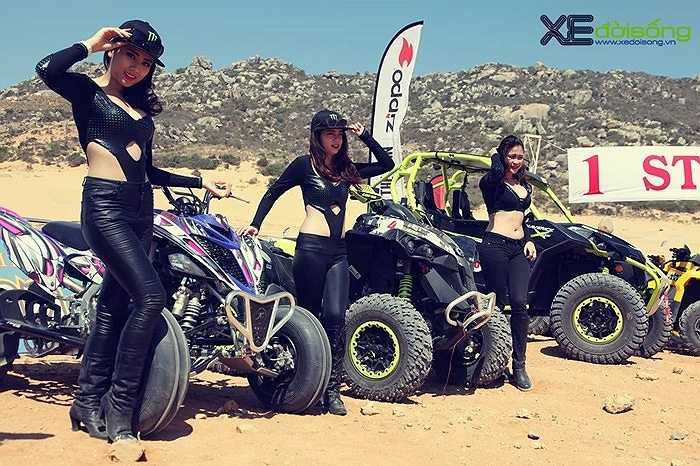 Các xe ATV/UTV thi đấu là dòng xe có cấu hình 4 bánh hoặc 6 bánh, dẫn động 2 cầu và không phân biệt dung tích động cơ hay loại nhiên liệu (các xe ATV-UTV 1 cầu, hoặc cấu hình 3 bánh không hợp quy định thi đấu) và do một người điều khiển. 