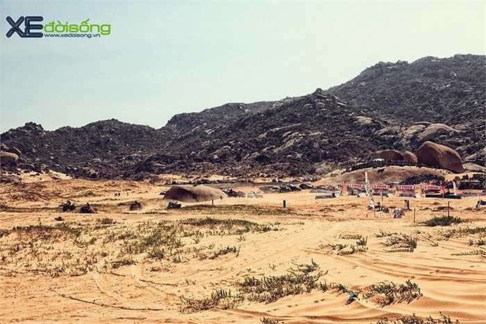 Có 08 xe tham gia thi đấu tại giải, chia mỗi đợt 4 xe cùng đua với nhau theo các bài địa hình được chọn. 