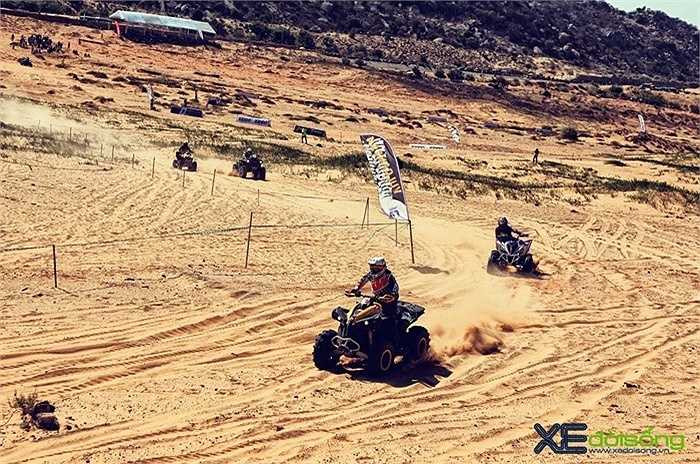 Với sự góp mặt của các đội xe ATV/UTV - dòng xe máy địa hình thi đấu ở thể thức 2, 'Giải đua xe địa hình trên cát toàn quốc năm 2015' diễn ra ở Mũi Dinh, Ninh Thuận (ngày 11-12/04), trở nên sôi động và đa dạng phong phú, thêm phần hấp dẫn, kịch tính. 