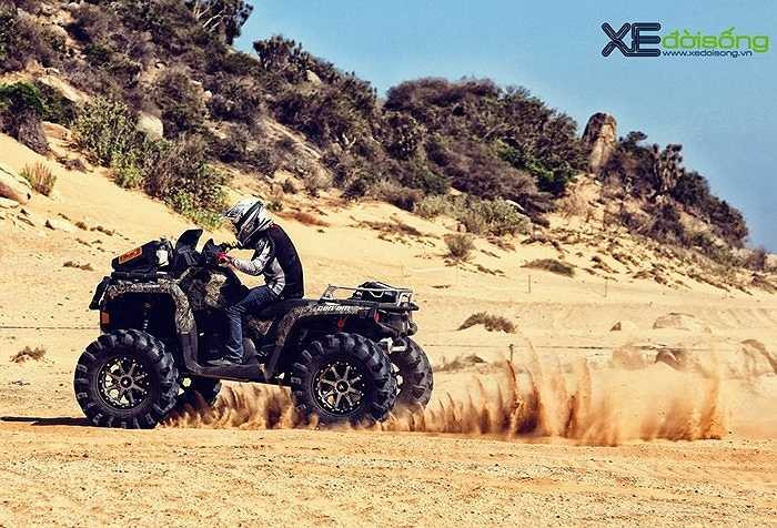 'ATV' là viết tắt cho cụm từ 'All-Terrain Vehicle', tức xe đi trên mọi địa hình. Xe có cấu hình 3, 4 hoặc 6 bánh, với tay lái điều khiển, động cơ phổ biến có dung tích từ 49 đến 1.000cc. 