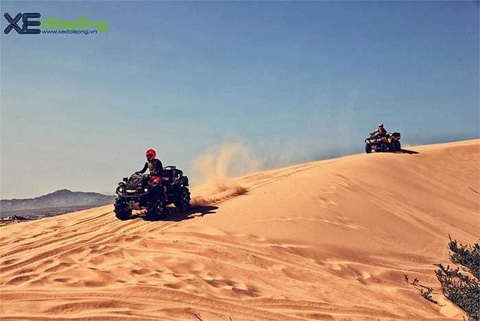 Một số xe ATV được phát triển cho những ứng dụng đặc biệt như quân sự. Các hãng chuyên chế tạo xe ATV nổi tiếng hiện nay có thể kể đến là BRP (Can-Am), Polaris, Honda, Yamaha, Suzuki, KTM, Kawasaki…