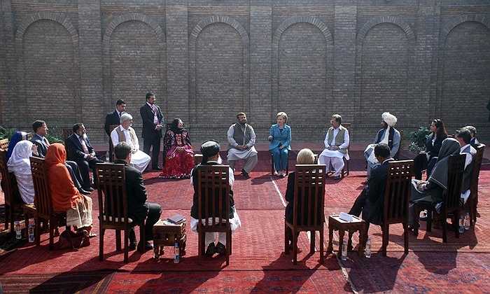 Bà Clinton trong cuộc trò chuyện với các bộ lạc ở Pakistan năm 2009