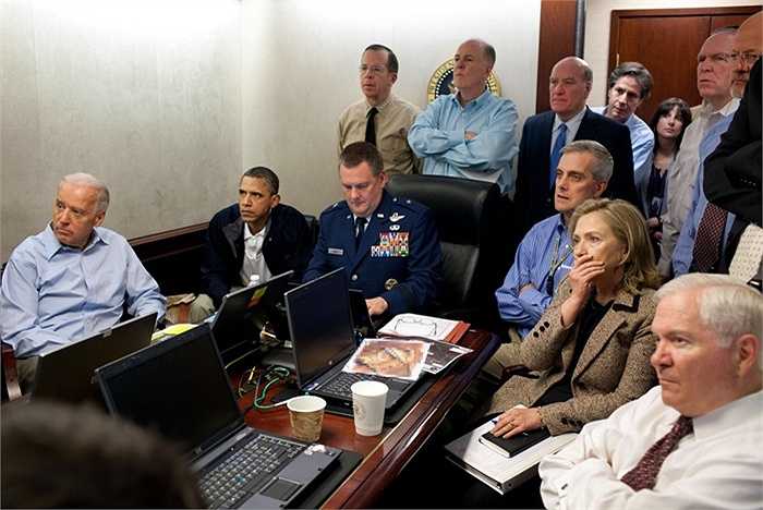 Cùng các thành viên cao cấp của Nhà Trắng theo dõi cuộc đột kích tiêu diệt Bin Laden