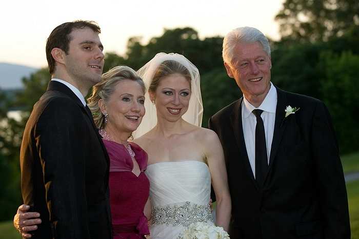 Hillary Clinton tham dự đám cưới của con gái