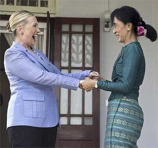 Gặp gỡ bà Aung San Suu Kyi sau khi được chính phủ Myanmar thả vào năm 2011