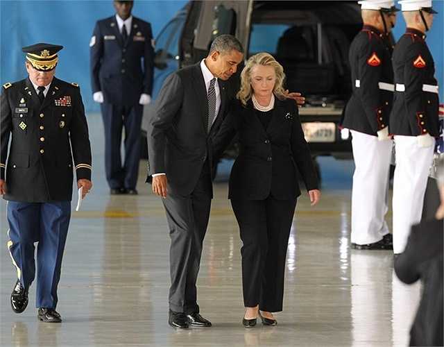 Cùng Tổng thống Obama trong lễ tiếp nhận thi hài các nhân viên sứ quán Mỹ bị sát hại ở Libya năm 2012