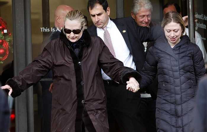 Bà Hillary rời bệnh viện ở News York sau khi điều trị năm 2013