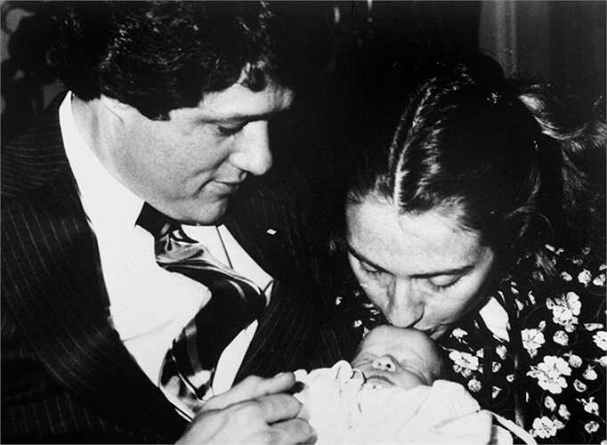 Hai vợ chồng bên cô con gái Chelsea Clinton khi mới 1 tuần tuổi vào năm 1980