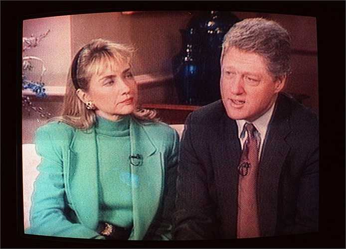 Bà Clinton bên cạnh chồng 