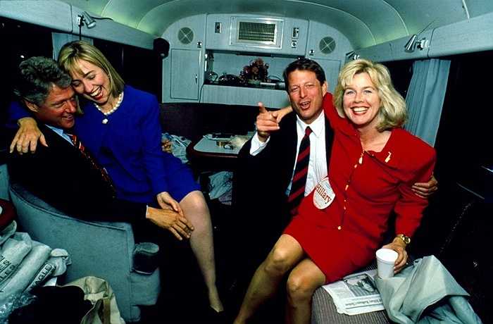 Ứng cử viên tổng thống Bill Clinton và vợ Hillary cùng ứng cử viên phó tổng thống Al Gore và vợ Tipper trong bức ảnh chụp năm 1992