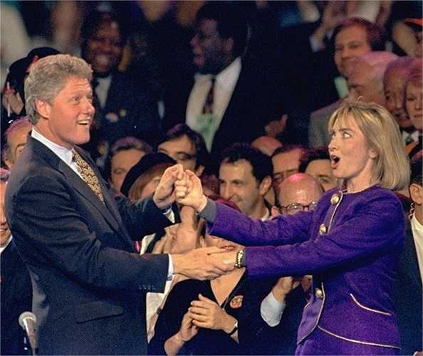 Hai vợ chồng Clinton khiêu vũ trên sàn trong thời điểm tranh cử năm 1992