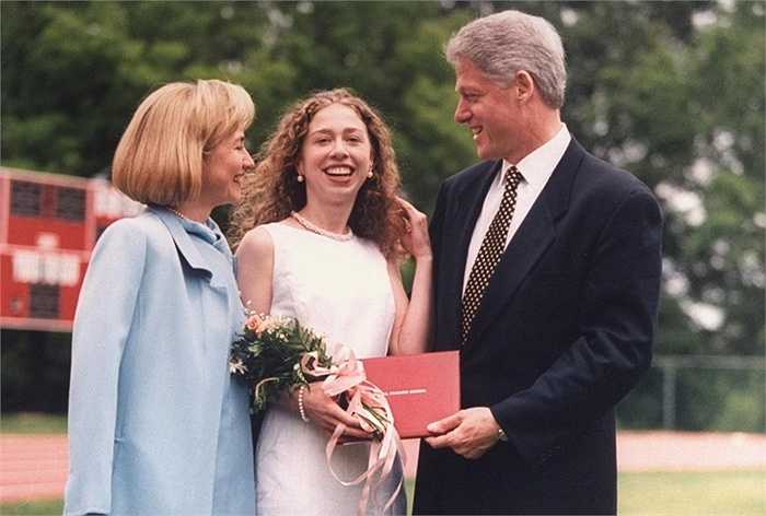 Hai vợ chồng trong ngày tốt nghiệp trung học của cô con gái Chelsea