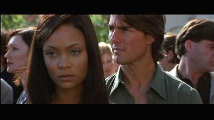 Thandie Newton và Tom Cruise trong Mission Impossible 2.