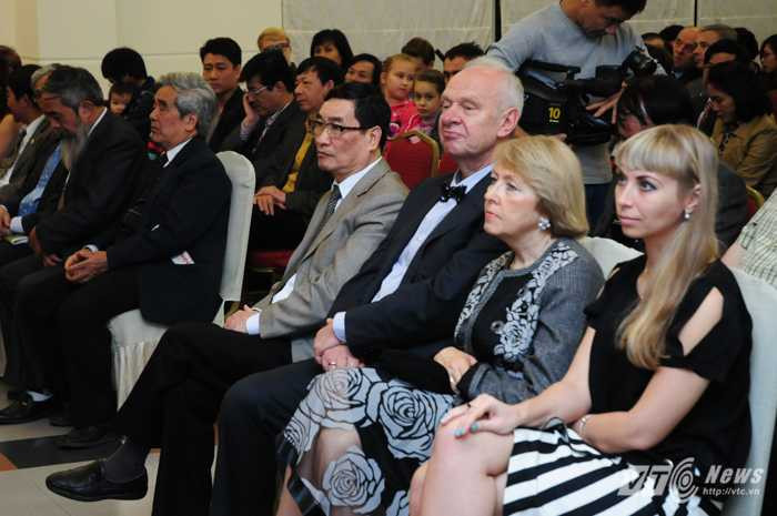 Ông Đào Trọng Thi (áo sáng), Chủ tịch Hội hữu nghị Việt Nga và Đại sứ Nga tại Việt Nam Konstantin Vnukov