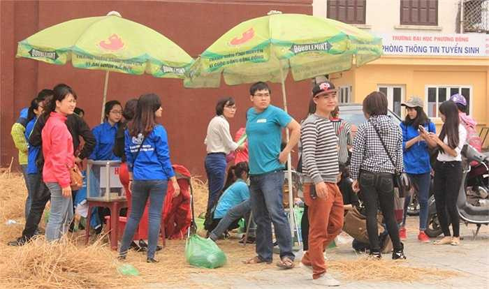 Cô Phạm Thị Khánh Linh, giảng viên khoa Kinh tế, trường Đại học Dân lập Phương Đông cho biết: 'Họat động ý nghĩa này xuất phát từ ý tưởng của cán bộ, giảng viên và sinh viên trường hỗ trợ bán nông sản giúp dân vùng lũ. Ý tưởng này được nhiều bạn sinh viên và người dân ủng hộ'.