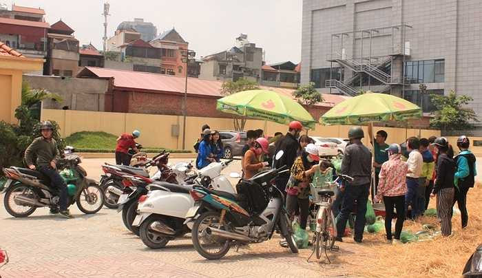 Rất nhiều người dân đã đến mua dưa ủng hộ đồng bào Quảng Nam