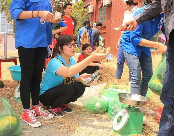 Đội sinh viên tình nguyện của trường Đại học Phương Đông rất vui khi bán đựợc hết số dưa trong thời gian ngắn.