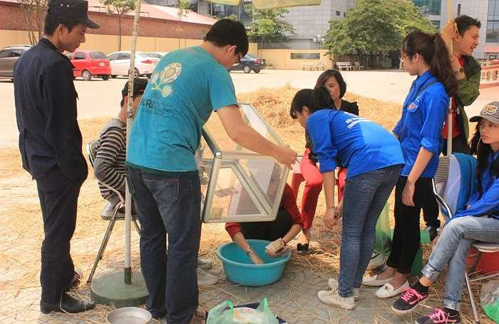 Sau khi bán hết dưa, cán bộ và giảng viên đếm lại số tiền thu được sau hơn 2 tiếng bán dưa hấu.