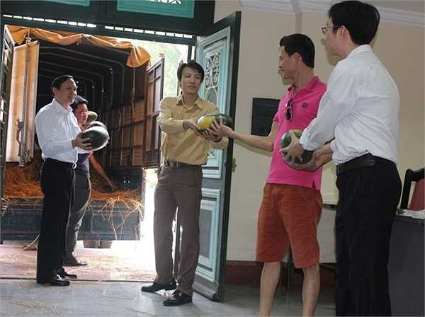 Văn phòng Chủ tịch nước nhận mua 1 tấn dưa hấu giúp dân vùng lũ Quảng Nam.