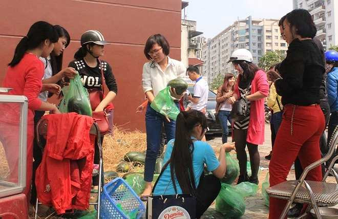 Trong đó, ĐH Phương Đông đã đứng ra phân phối cho trường Tiểu học Nam Thành Công 3 tấn, chung cư 88 Láng Hạ 1 tấn. 