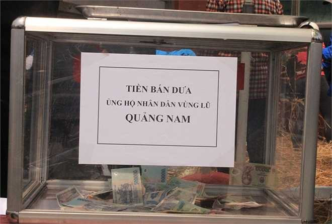 Số tiền bán dưa sẽ ủng hộ người dân vùng lũ Quảng Nam. 