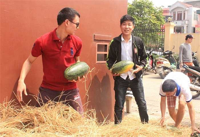 Số lượng dưa hấu còn lại sẽ được các giảng viên, sinh viên ĐH Phương Đông bán trực tiếp tại cổng trường tại số 171 Trung Kính (Cầu Giấy, Hà Nội).