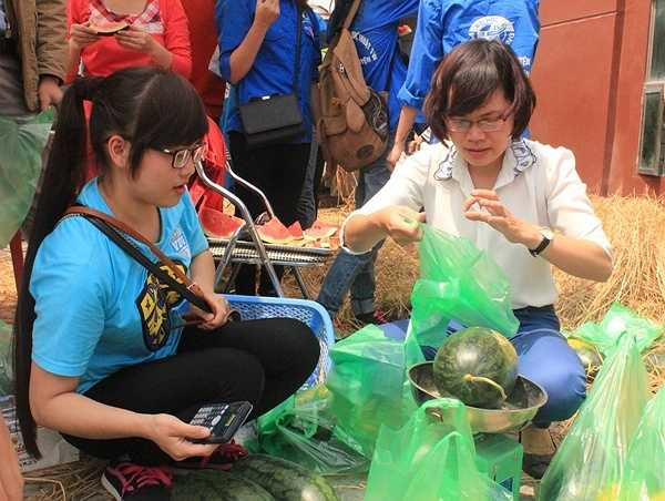 Trước đó, trưa ngày 9/4, hơn 1.000 quả dưa hấu (tương đương khoảng 4 tấn) đã được các bạn sinh viên bán hết veo trong vòng 2 tiếng đồng hồ. 