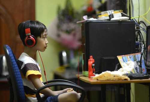 Hàng ngày Đức Vĩnh trau dồi khả năng ca hát của bản thân qua mạng.