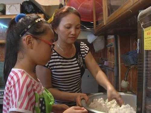 Cuộc sống của gia đình Phương Mỹ Chi đã đỡ vất vả hơn nhiều sau khi giành được ngôi á quân Giọng hát Việt.