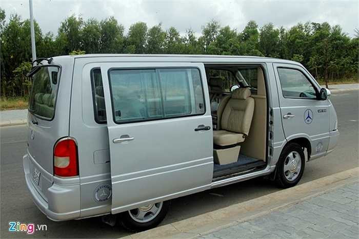 Mercedes MB100 là chiếc minibus 9 chỗ ngồi được sản xuất bởi hãng xe Đức. Anh Ngô Ngọc Trung, một người thợ mỹ thuật tại TP HCM mua với giá 250 triệu và độ lại thành chiếc limousine. 