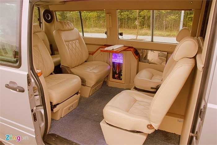 Anh Trung cho biết, mình có niềm đam mê đặc biệt với những chiếc limousine. Tuy nhiên, loại xe nhập khẩu từ nước ngoài có giá hàng tỷ đồng, ngoài khả năng tài chính của anh. Chính vì vậy, anh cùng hai người bạn đã bắt tay vào chế lại chiếc MB100 thành limousine. 