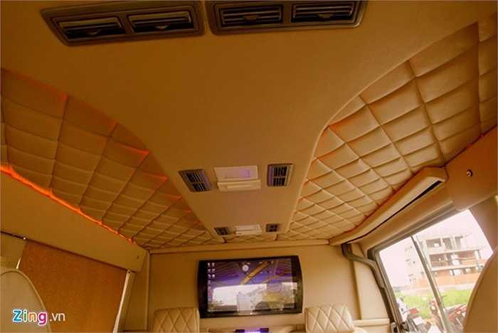 Trần xe được lắp đặt đèn LED có thể thay đổi màu sắc. Anh Trung cho biết sẽ làm một bầu trời sao tương tự xe Rolls-Royce trên phiên bản tiếp theo.