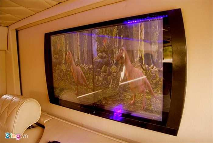 Màn hình TV 3D được gắn trên vách. Ngăn này được thiết kế đặc biệt, chống rung khi xe di chuyển tốc độ cao, có thể điều khiển hạ xuống giấu TV khi không sử dụng.