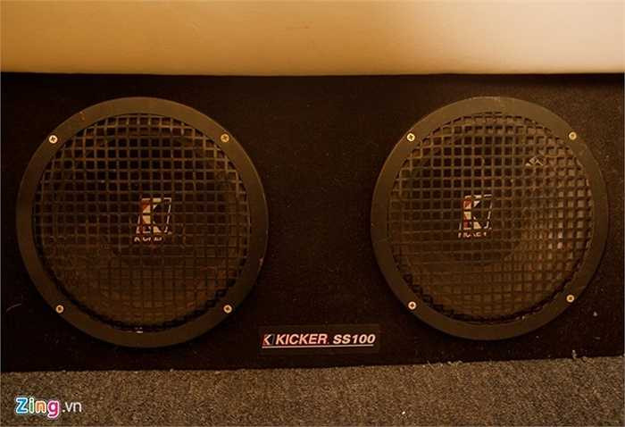 Bộ loa Mỹ siêu trầm hiệu Kicker trên xe.