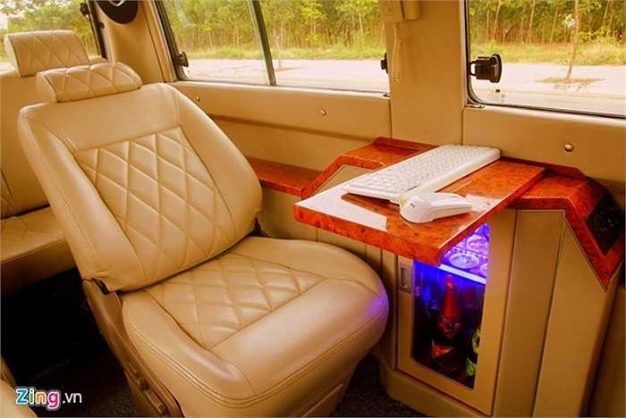 Xe được lắp đặt tủ rượu, bàn làm việc tương tự trên những xe limousine cao cấp.