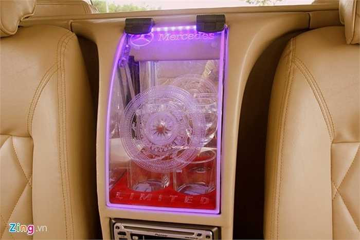 Tủ đựng ly có nắp trong suốt, làm bằng vật liệu dẫn sáng. Trên tấm meka này được khắc mặt trống đồng Đông Sơn. 