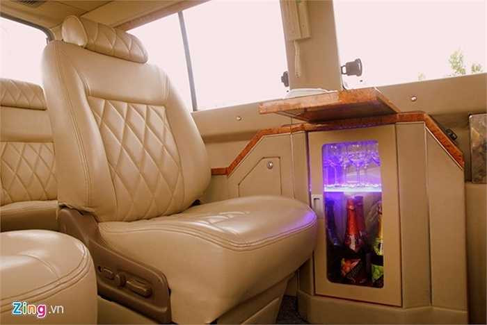 Hai ghế hành khách phía sau được chỉnh điện, có thể điều khiển vị trí cũng như độ ngả của lưng ghế. 