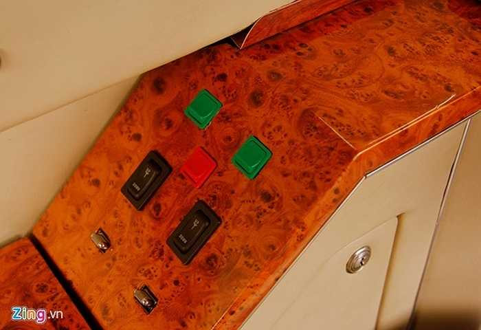 Công tắc điều khiển rèm cửa được đặt ngay bệ đặt tay. 