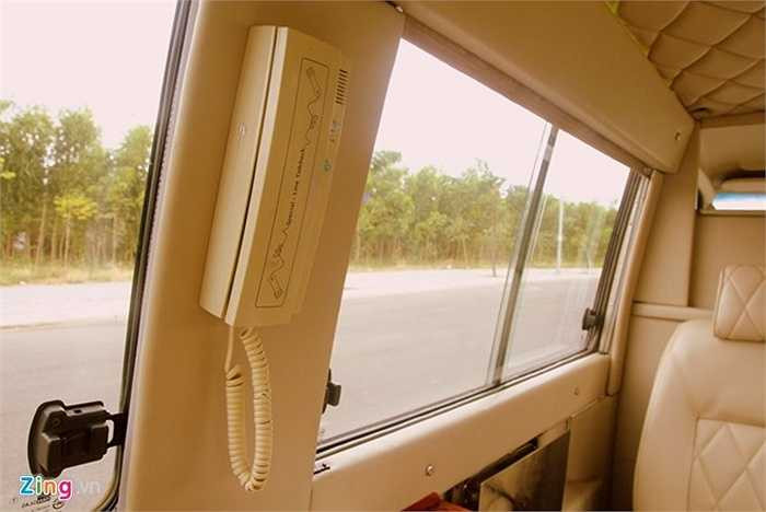 Khi vách ngăn khoang hành khách và lái xe được đóng, người ngồi sau phải dùng điện thoại để liên lạc với tài xế. 