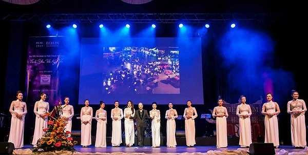 NTK Đức Hùng có chuyến lưu diễn các nước Châu Âu phục vụ kiều bào Đức, Cộng hòa Séc trong chương trình dạ tiệc thời trang đại nhạc hội 'Tình yêu và Ký ức'.