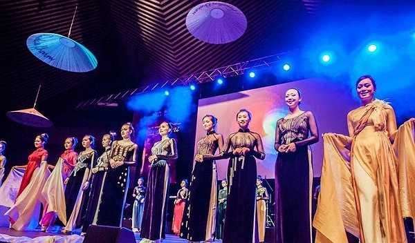 Tranh thủ trong quãng nghỉ ít ỏi của thời gian lưu diễn, NTK Đức Hùng có những buổi khám phá các công trình nghệ thuật tại các nước Châu Âu như: Monaco, Pháp, Ý, Đức, Séc