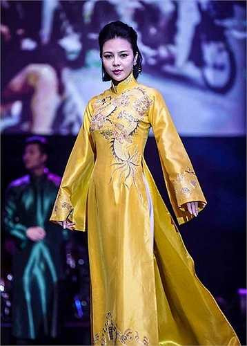 Sau thành công rực rõ trong vai trò Tổng đạo diễn Lễ hội áo dài Hương sắc Hà Nội trong dịp kỷ niệm 60 năm giải phóng Thủ đô 10/10/2014, NTK Đức Hùng khá đắt show trong vai trò đạo diễn sân khấu các chương trình lễ hội, thời trang.