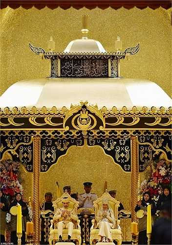 Đám cưới của Hoàng tử Abdul Malik, 31 tuổi và cô dâu Dayangku Raabi’atul ‘Adawiyyah Pengiran Haji Bolkiah, 22 tuổi diễn ra tại Istana Nurul Iman, dinh thự chính của Hoàng gia Brunei