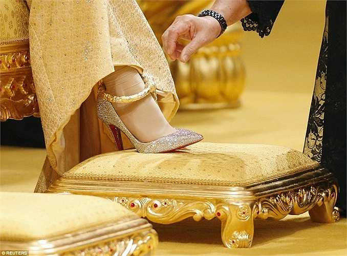 Cô dâu đi đôi giày cao gót hiệu Christian Louboutin nạm đá quý Swarovski giá khoảng 3.650 USD, chân đeo lắc vàng