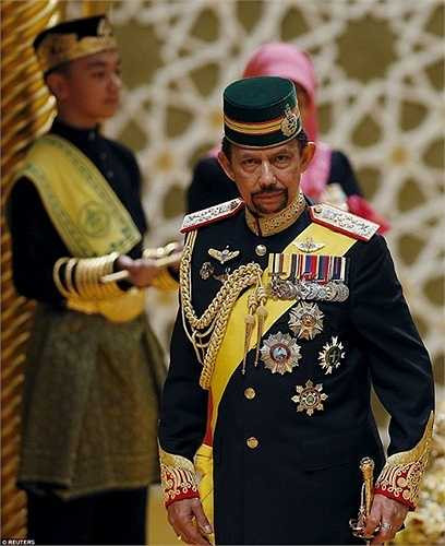 Quốc vương Brunei có tất cả 12 người con (5 con trai và 7 con gái) từ 3 cuộc hôn nhân. Hoàng tử Abdul Malik là con thứ 6 của Quốc vương và Hoàng hậu Saleha)