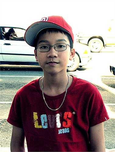 Anh Duy theo học trường Quốc tế Liên hợp quốc Hà Nội (UNIS). Không chỉ có thành tích học tốt, cậu còn nhiệt tình tham gia các hoạt động ngoại khóa. 