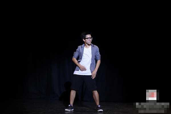 Anh Duy là thành viên trong nhóm nhảy Pixelated, thường xuyên tham gia biểu diễn tại các sự kiện của trường. Mỹ Linh từng khoe, Anh Duy chơi thể thao rất cừ, đặc biệt là môn bóng rổ. Cậu từng thi đấu cho đội tuyển của trường tại giải đấu các trường trung học dọc sông Mekong năm 2012. 