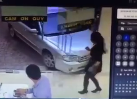 Kinh hoàng cảnh xe tông cửa hàng, cửa kính đè nữ lễ tân
